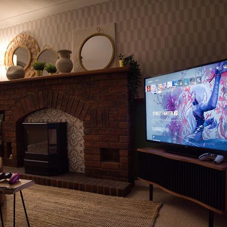4-Bed Cotswold Getaway With Hot Tub & Gaming Room Churchdown Esterno foto