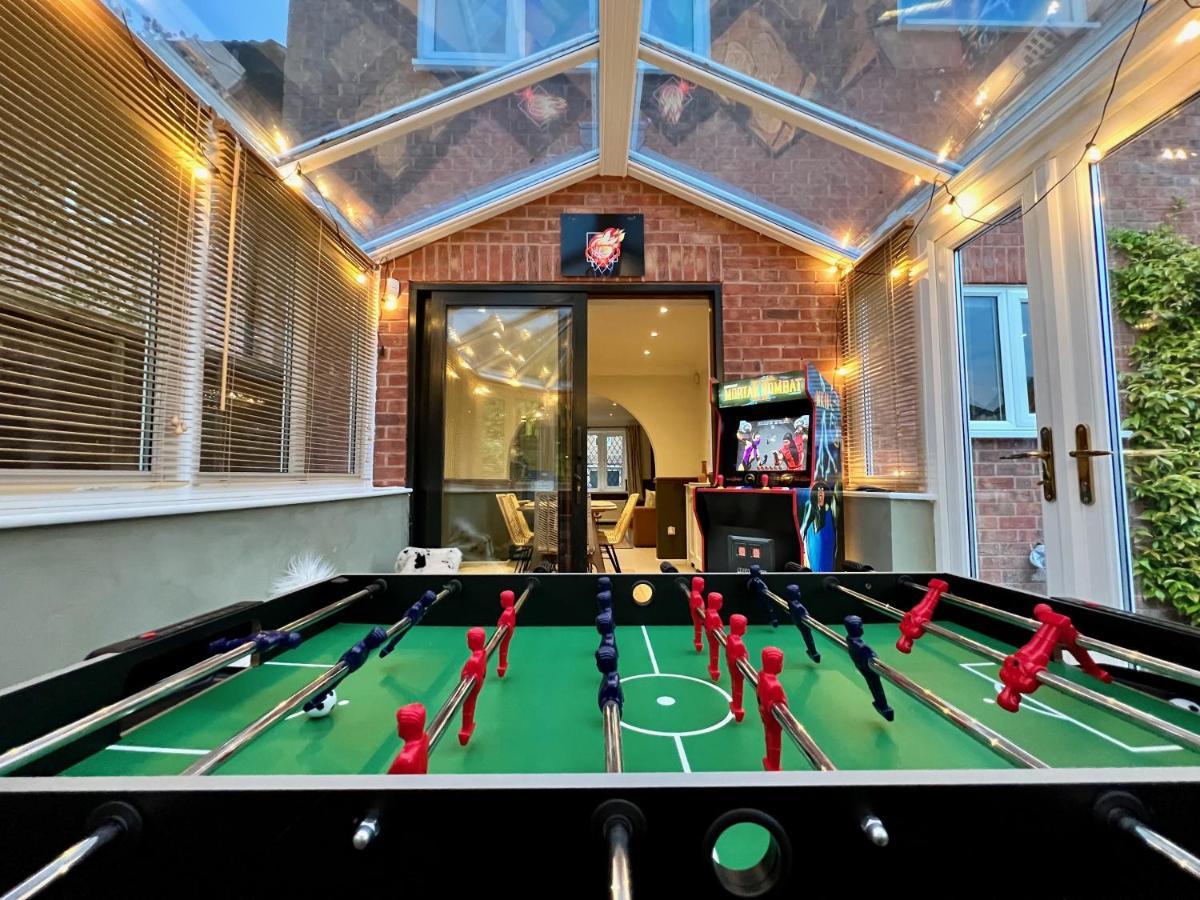4-Bed Cotswold Getaway With Hot Tub & Gaming Room Churchdown Esterno foto