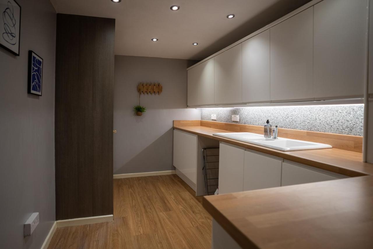 4-Bed Cotswold Getaway With Hot Tub & Gaming Room Churchdown Esterno foto