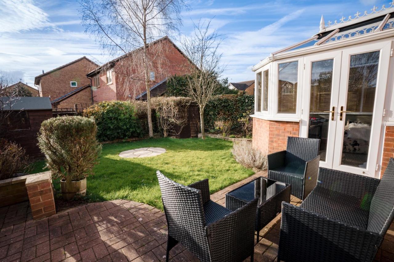4-Bed Cotswold Getaway With Hot Tub & Gaming Room Churchdown Esterno foto