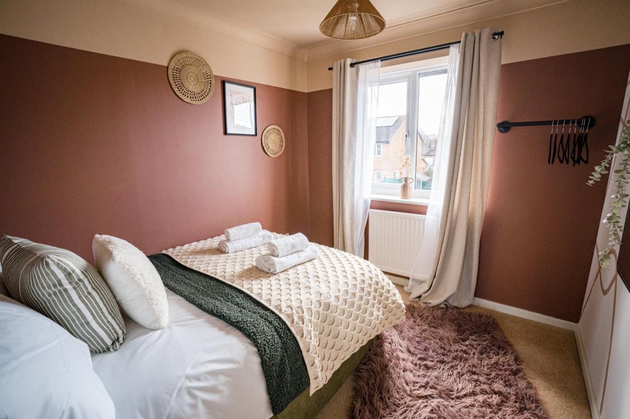 4-Bed Cotswold Getaway With Hot Tub & Gaming Room Churchdown Esterno foto