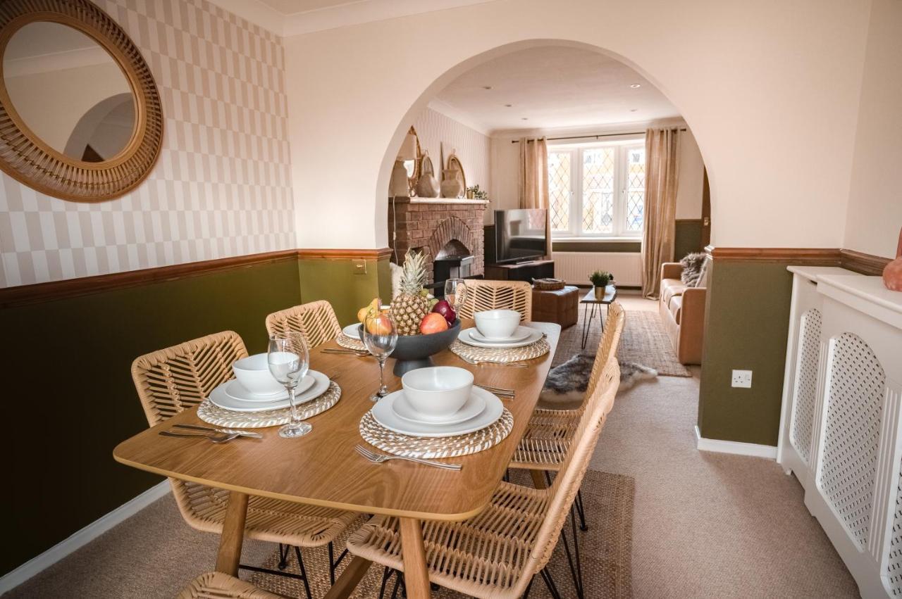 4-Bed Cotswold Getaway With Hot Tub & Gaming Room Churchdown Esterno foto
