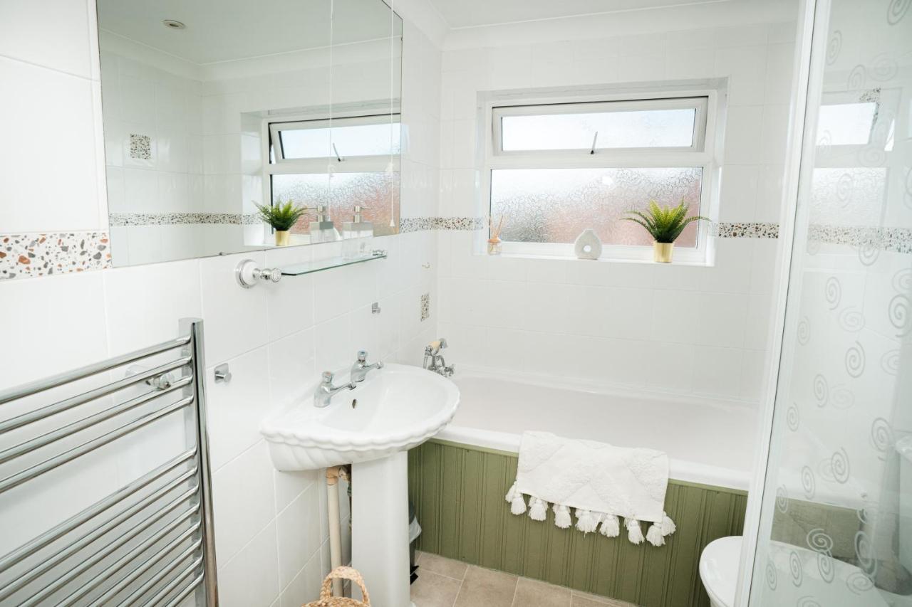 4-Bed Cotswold Getaway With Hot Tub & Gaming Room Churchdown Esterno foto
