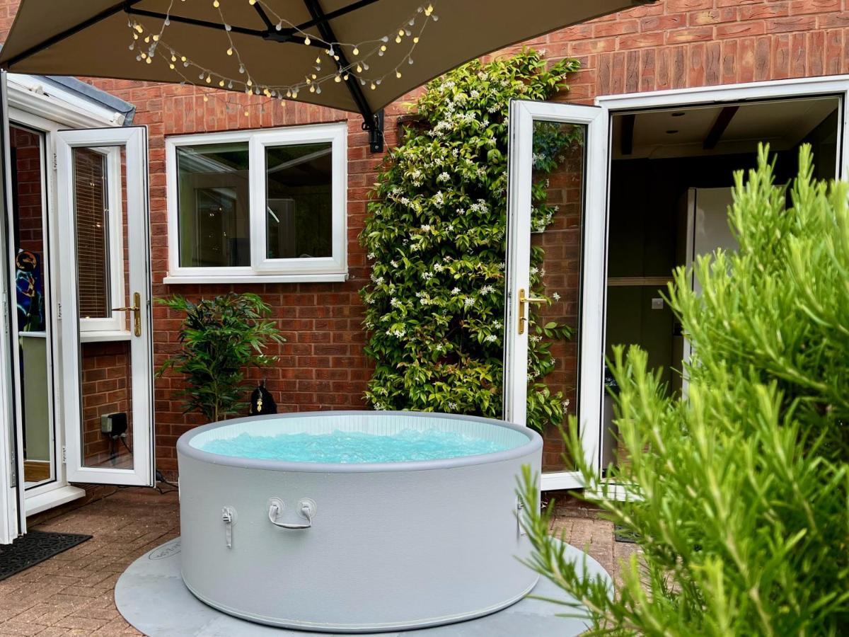 4-Bed Cotswold Getaway With Hot Tub & Gaming Room Churchdown Esterno foto