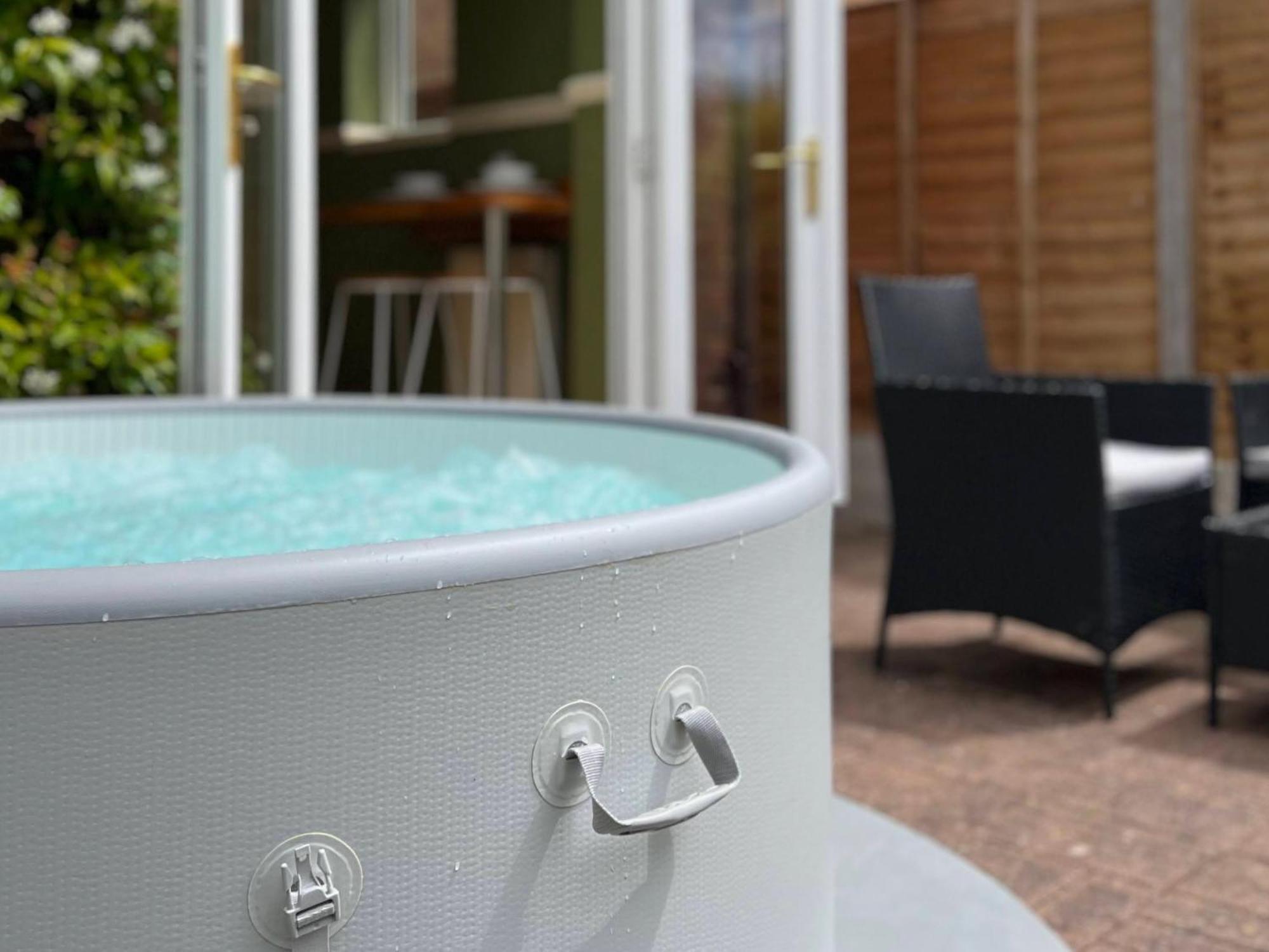4-Bed Cotswold Getaway With Hot Tub & Gaming Room Churchdown Esterno foto